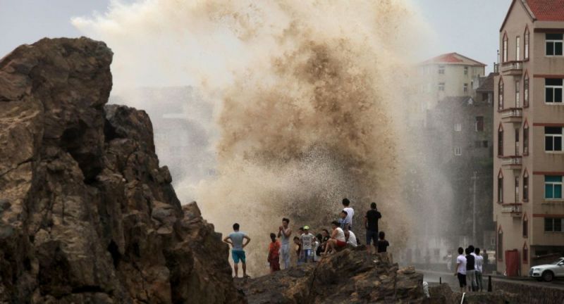 اليمن.. غرق سفينة وفقدان 17 شخصاً جراء إعصار ماكونو