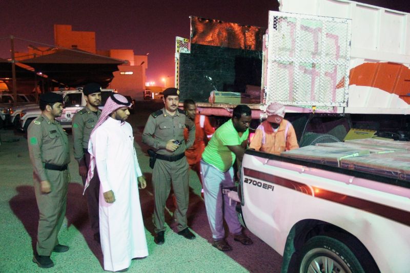 بلدية النعيرية بالتعاون مع الشرطة تصادر وتتلف 600 كجم دجاج من سيارة مخالفة