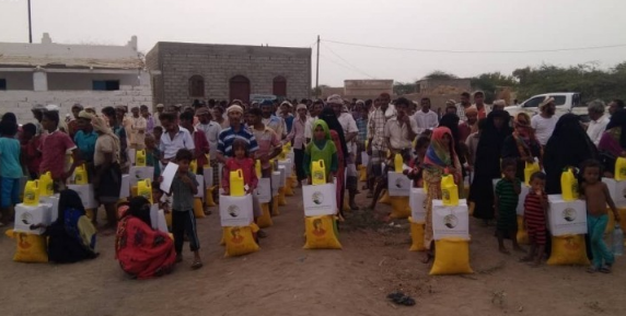 توزيع سلال غذائية للأسر المحتاجة في محافظة الحديدة