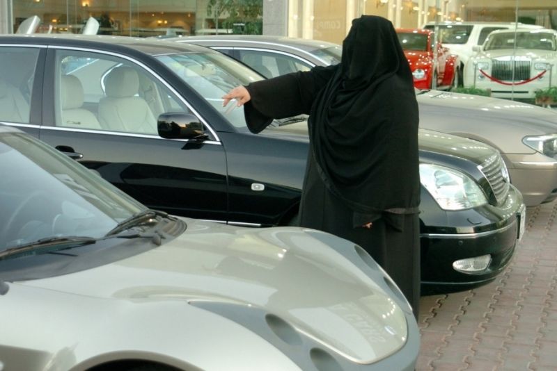 يحق للمرأة السعودية والخليجية التنقل بسيارتها بين السعودية وبقية دول الخليج اعتباراً من الأحد المقبل