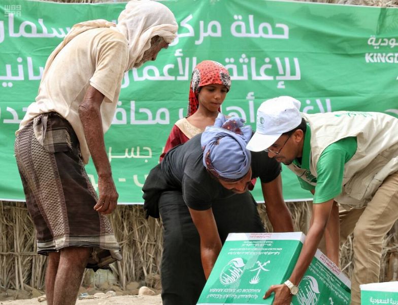 مركز الملك سلمان للإغاثة يوزع سلالاً غذائية