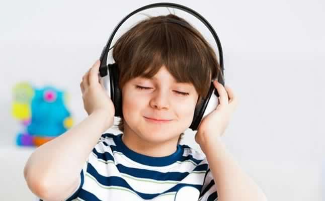 تنبيه!: سماعات الأذن تضر بأطفالكم