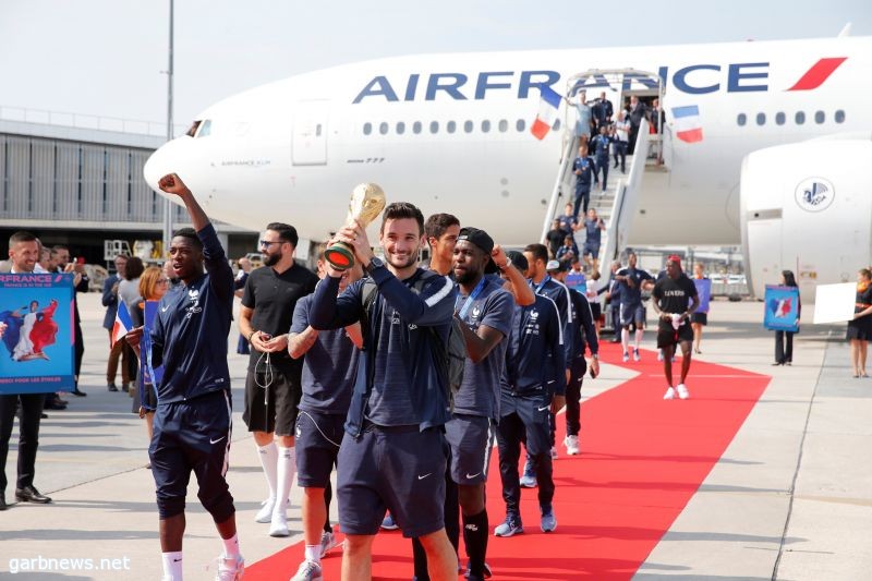 أبطال كأس العالم يصلون إلى باريس