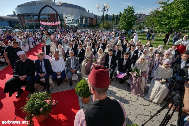 120 شابا وفتاة يعلنون زواجهم الجماعي في البوسنة " شاهد الفيديو + الصور "