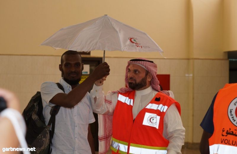 الهلال الأحمر السعودي يستقبل الحجاج بالهدايا في ميناء جدة الإسلامي