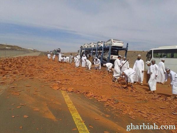 معتمرين من دولة عمان يزيلون طوب أحمر من وسط الطريق أثناء أدائهم للعمرة