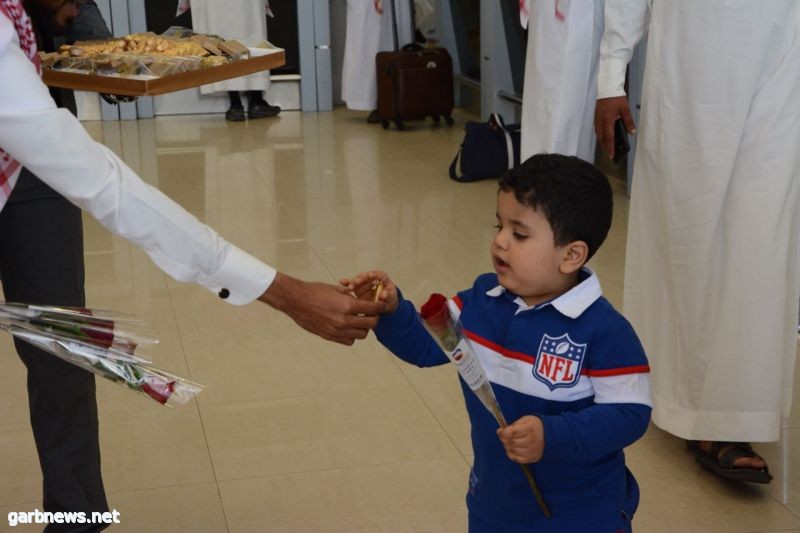 مطار الطائف الدولي يعايد المسافرين القادمين بالورود والشوكولاته