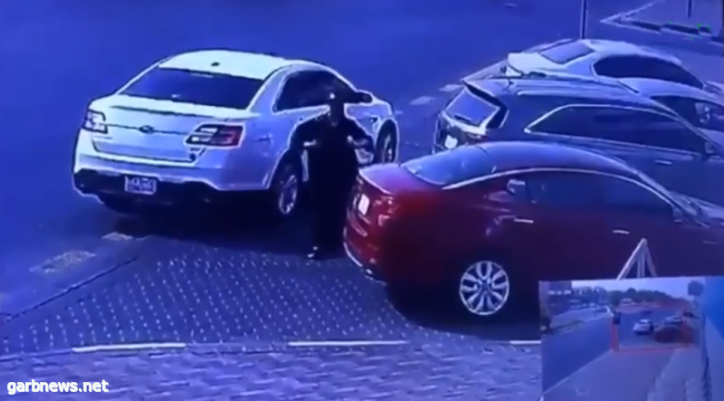 فتاة سعودية تسرق سيارة أمام أحد المتاجر  " بالفيديو "