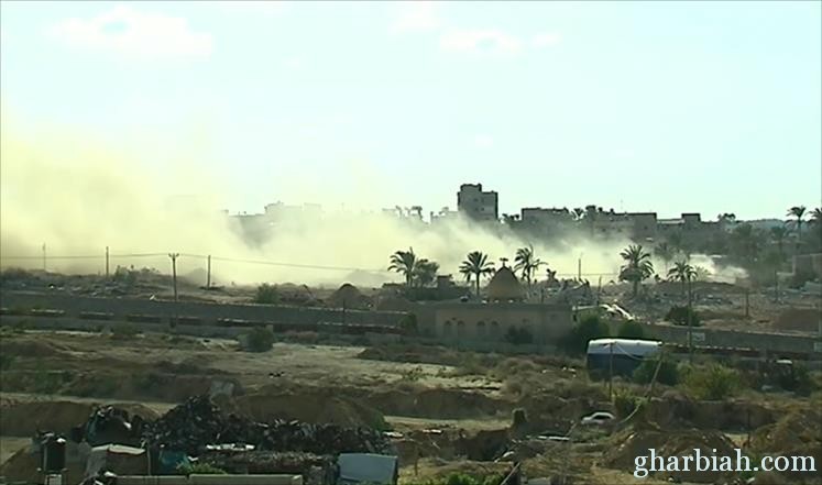 قوات الاحتلال الإسرائيلي تطلق النار والقنابل الدخانية على منازل المواطنين شرق غزة