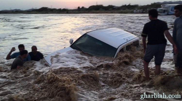 صور: سقوط 11 سيارة بقنونا ومواطنون يباشرون عمليات الإنقاذ