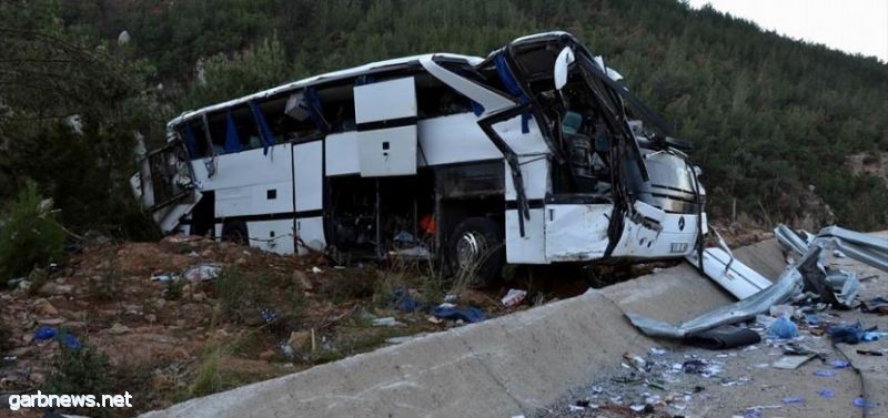 مصرع 7 أشخاص وإصابة 28 في انقلاب حافلة غرب تركيا