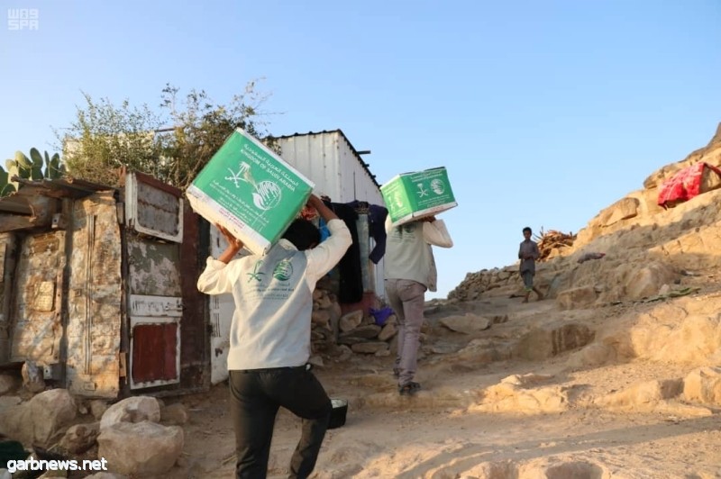 مركز الملك سلمان للإغاثة يوزع سلالاً غذائية تزن 74 طناً و800 كجم في مديرية العبدية بمحافظة مأرب