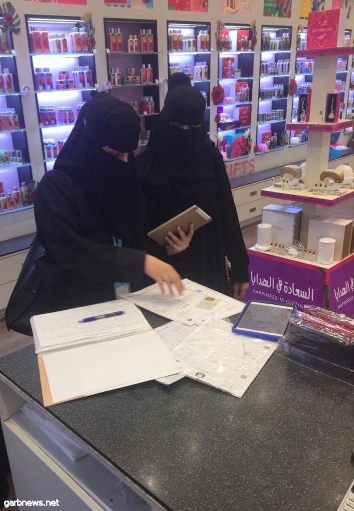 مفتشات العمل يضبطن مخالفات في مولات الرياض