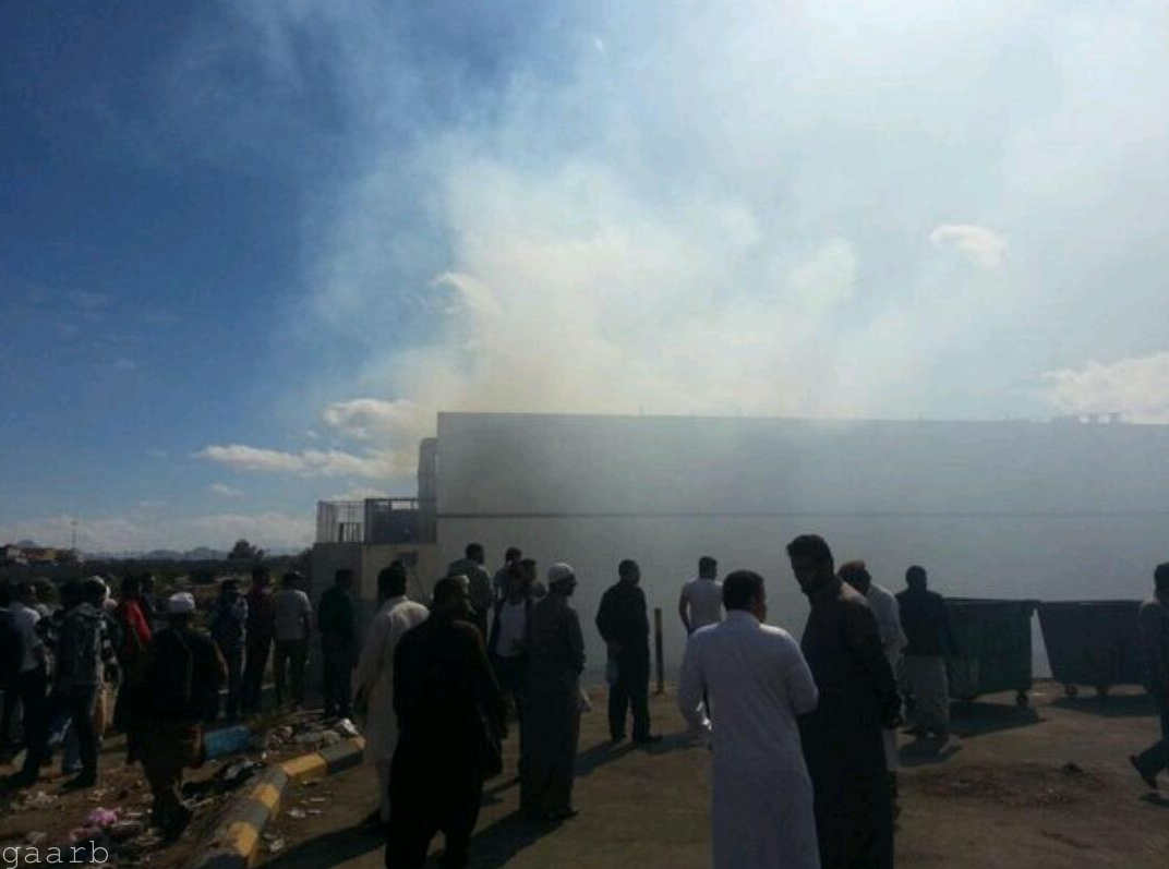 الدفاع المدني يباشر  حريق في أحد متاجر خميس مشيط