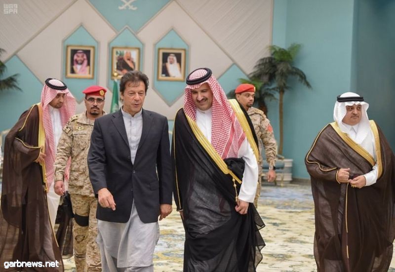 رئيس وزراء باكستان الإسلامية يصل المدينة المنورة