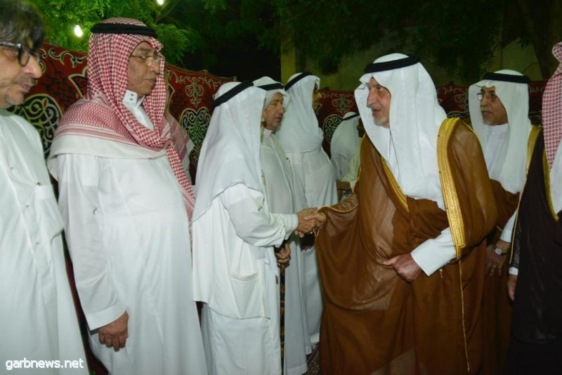 الأمير خالد الفيصل يقدم تعازيه لذوي الكاتب عبدالله خياط