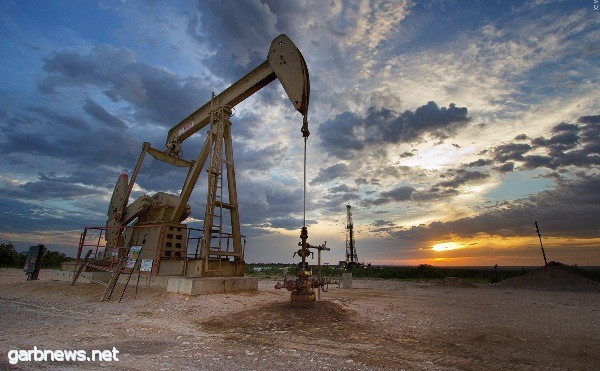 النفط ينخفض دون 77.50 دولاراً للبرميل
