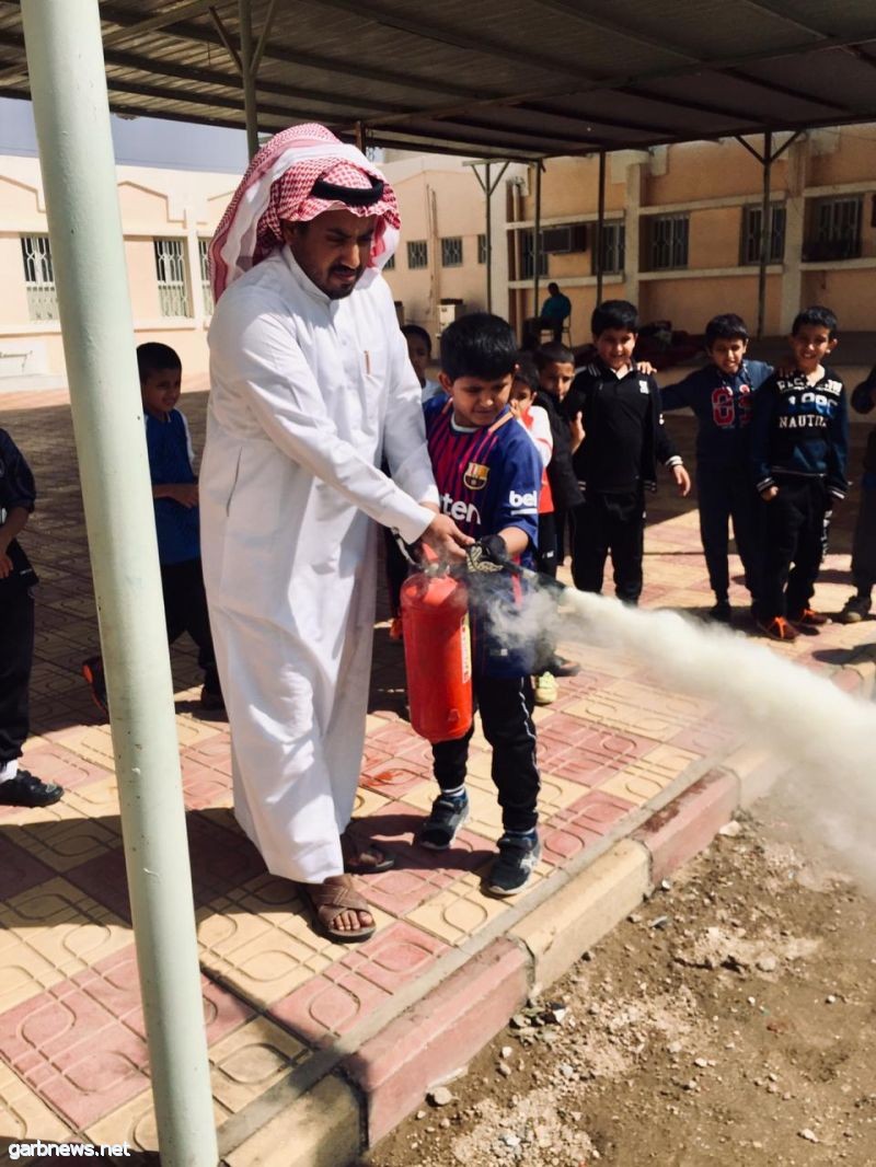 طلاب مدرسة قيا الأولى الابتدائية بالطائف يتدربون على استخدام طفايات الحريق