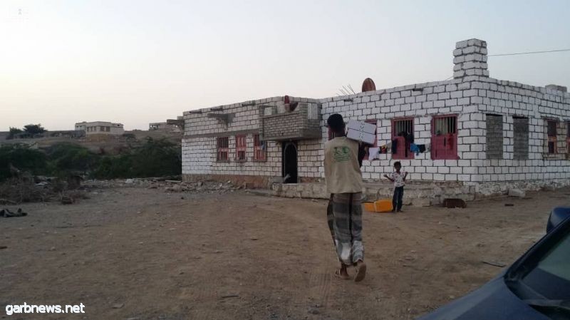 مركز الملك سلمان للإغاثة يوزع 1,200 كرتونًا من التمور في مديرية الشحر بمحافظة حضرموت