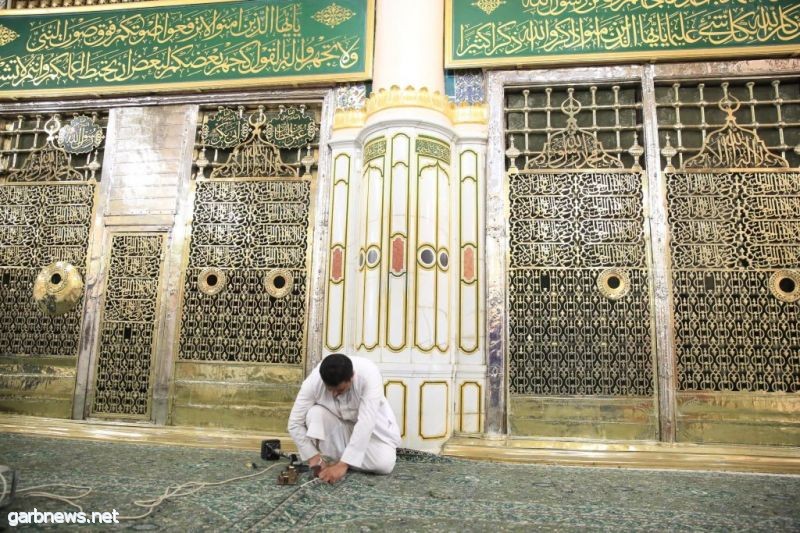 وكالة شؤون المسجد النبوي تجدد سجاد الممرات المؤدية للروضة الشريفة