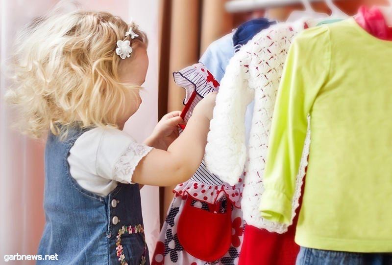 مدربة إتيكيت: لابد من اشراك الطفل في عملية أختيار ملابسه لتشعره بالثقة بنفسه