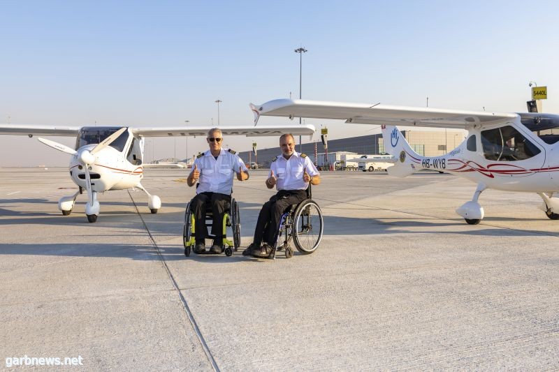 لأول مرة في تاريخ مطارات دبي.. وصول طائرتين يقودهما طياران من ذوى الاحتياجات الخاصة