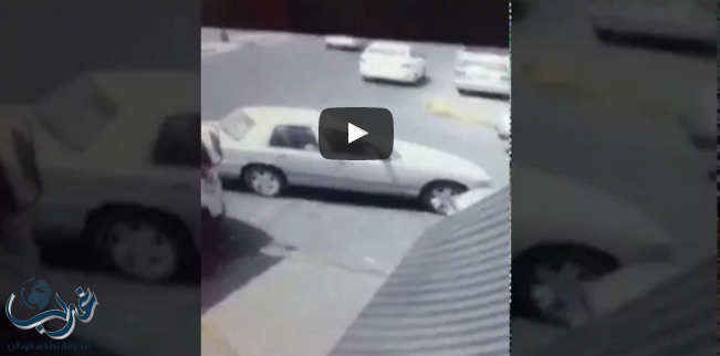 شاهد : لحظة سرقة سيارة أمام محل بالسعودية في وضح النهار