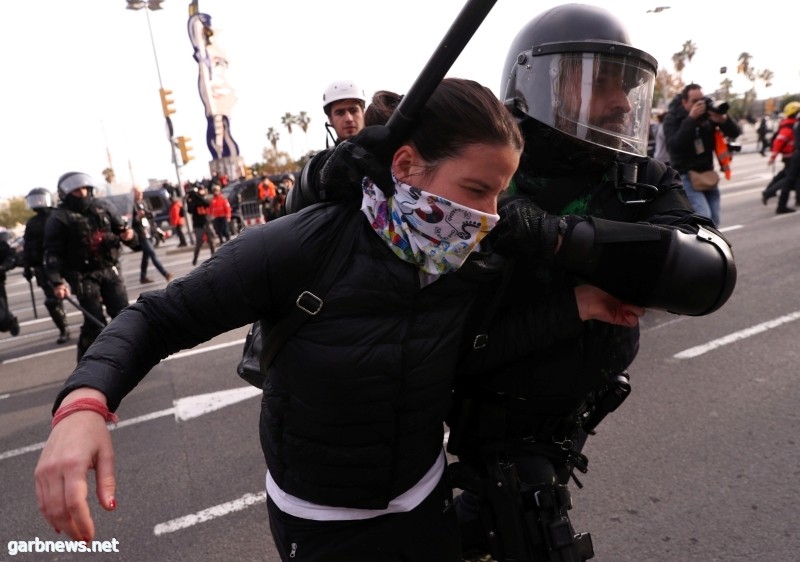 مواجهات في برشلونة بين مؤيدي الانفصال والشرطة