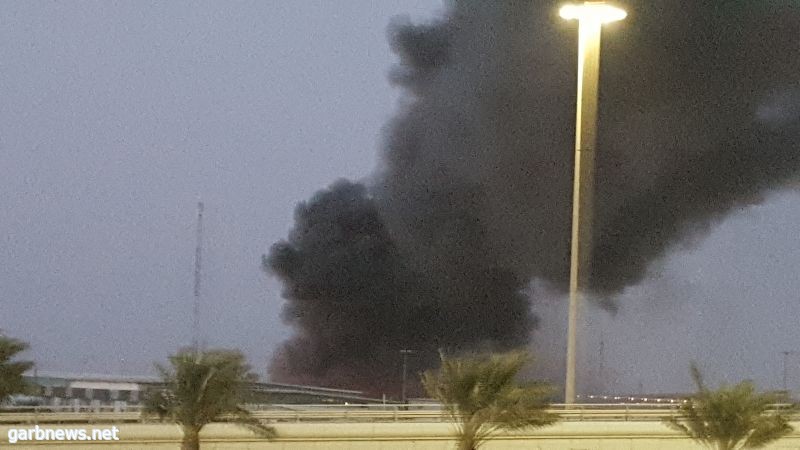 حريق هائل يلتهم المستودعات المجاورة لصالة المطار الجديد بجدة