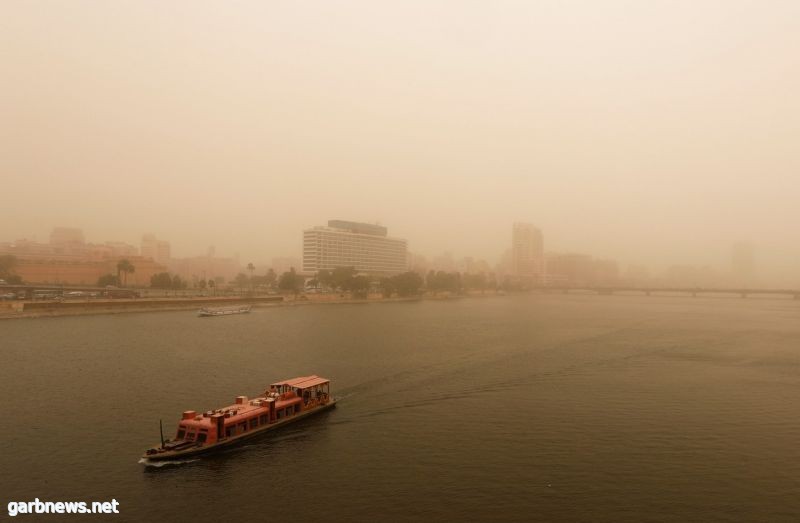 عاصفة رملية تؤثر على حركة الطيران وتغلق موانئ بحرية في مصر