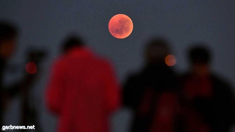 في ظاهرة فلكية نادرة .. العالم يترقب رؤية خسوف "القمر الدموي"