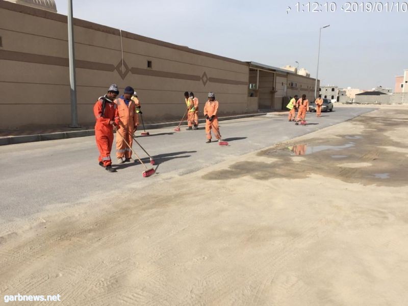 بلدية الخفجي:رفع الانقاض والرمال خلال الشهر الماضي