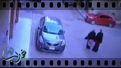 “كاميرا مراقبة” توثق لحظة قيام سيدتين بإلقاء طفل عند باب المسجد ثم الهرب