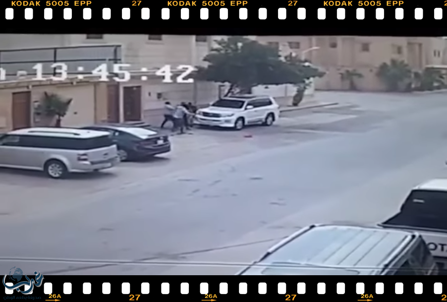 بالفيديو.. مجهولون ينهالون بالضرب على مواطن أمام منزله
