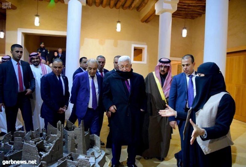 الرئيس الفلسطيني يزور حي الطريف التاريخي