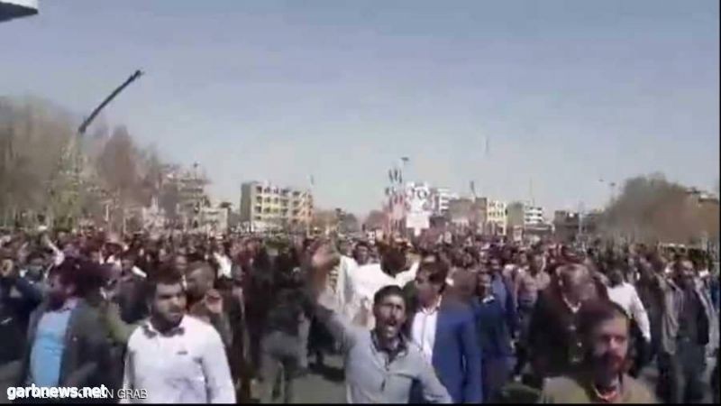 برلمانية إيرانية تحذر من انفجار وشيك في الشارع بسبب استمرار انهيار الاقتصاد