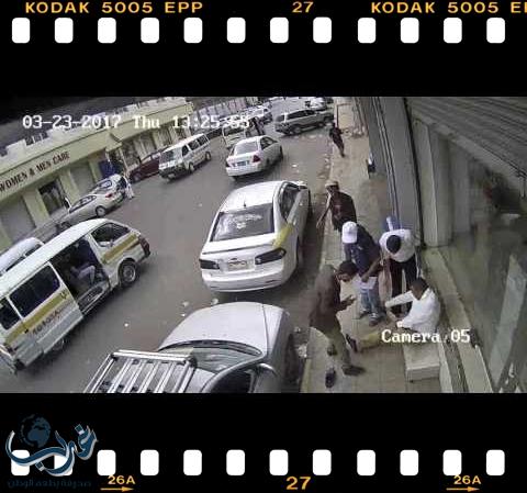 موقف شجاع من أحد المارة يفشل عملية سرقة في صنعاء " فيديو "
