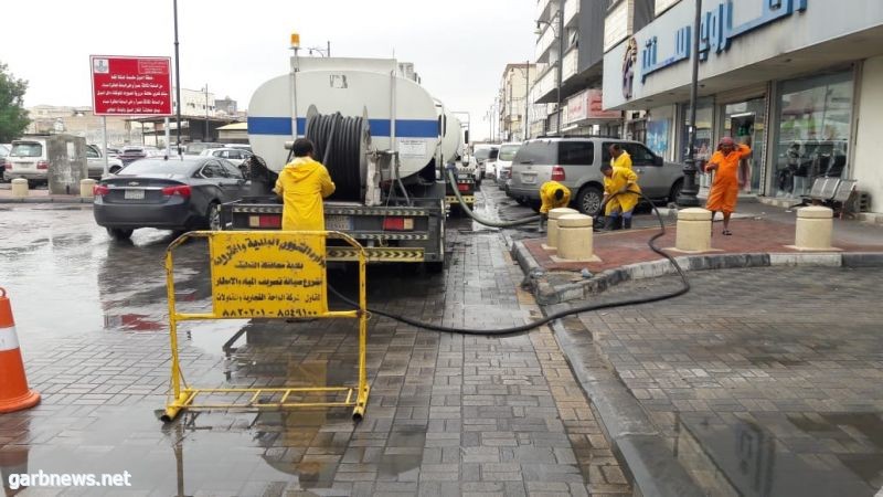 بلدية القطيف تباشر نزح تجمعات مياه الأمطار بتوزيع 75 مضخة شفط