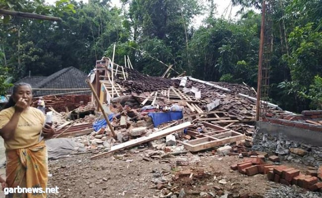 انهيار أرضي في إندونيسيا يقتل 5 أشخاص على الأقل ويصيب العشرات