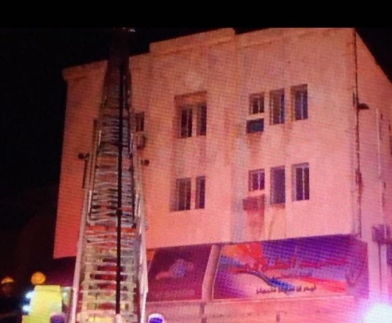 احتجاز 8 أشخاص بحريق مبنى بقزاز الدمام