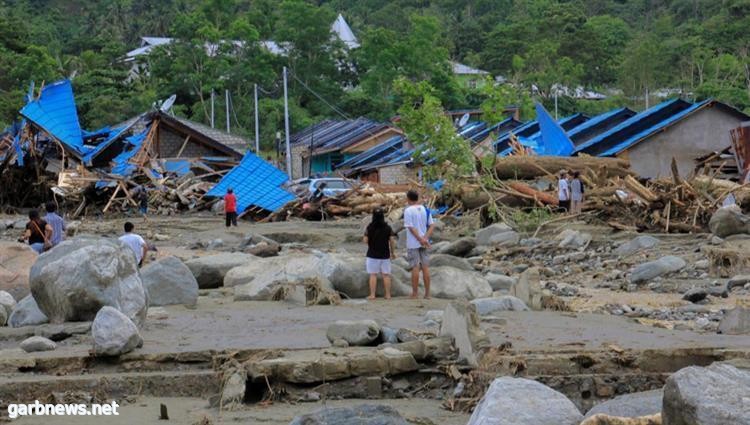 حصيلة ضحايا الفيضانات والانهيارات الأرضية في إندونيسيا ترتفع إلى 104 قتلى
