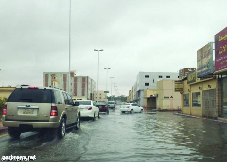 مياه الأمطار تغمر الشوارع في الرياض