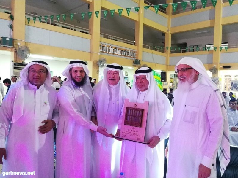 سعادة الشيخ المهندس عبدالعزيز سندي يدشن قاعة الموهوبين في ثانوية