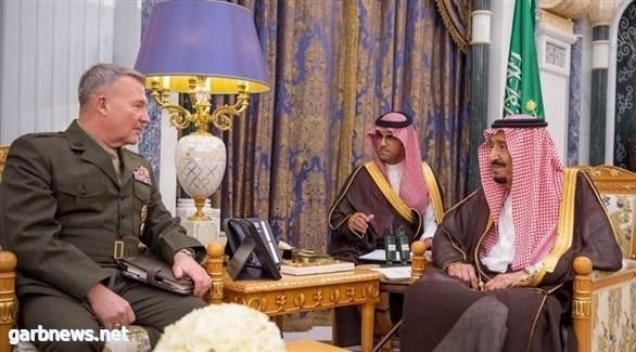 الملك سلمان وقائد القيادة المركزية الأمريكية يبحثان تطورات المنطقة