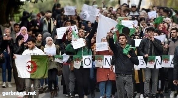 المحتجون الجزائريون يطالبون بإلغاء الانتخابات الرئاسية