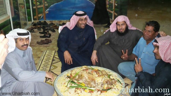 سعودي يحتفل بعامله بعد عودته من الإجازة بسفرة عامرة