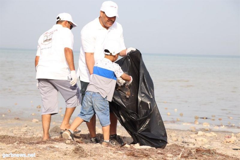 250 متطوعا يشاركون البلدية في تنظيف شاطئ تاروت