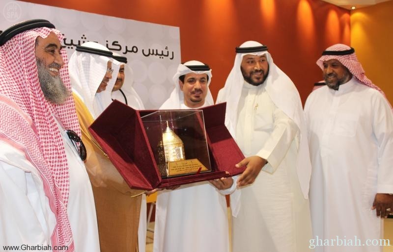  أهالي قوز الجعافرة يكرمون أعضاء لجنة تحكيم جائزة حمدان بن راشد للأداء التعليمي المتميز