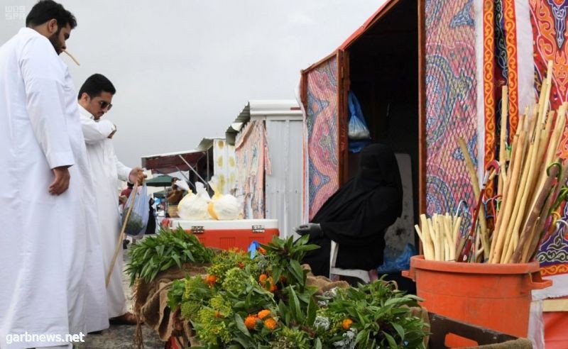 سوق أبها الرمضاني يفوح بشذى النباتات العطرية