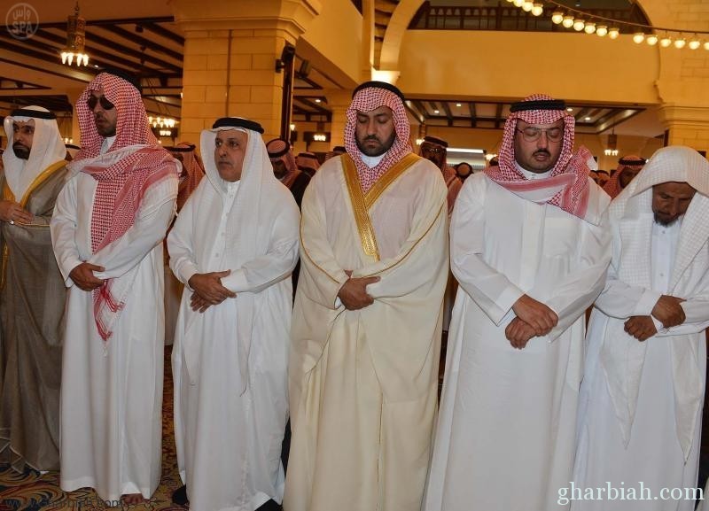 الأمير تركي بن عبدالله يؤدي صلاة الميت على الفقيد عبدالله بن مرشد
